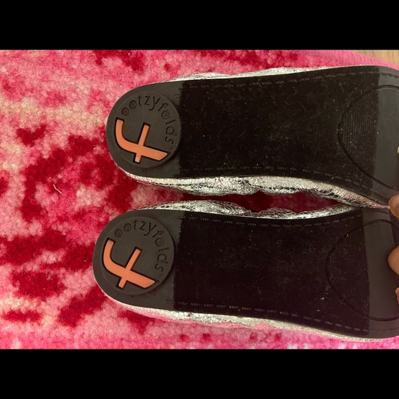 FOOTZY FOLDS SZ 7 SILVER BALLET FLATS SOFT TRENDY - Picture 2 of 6